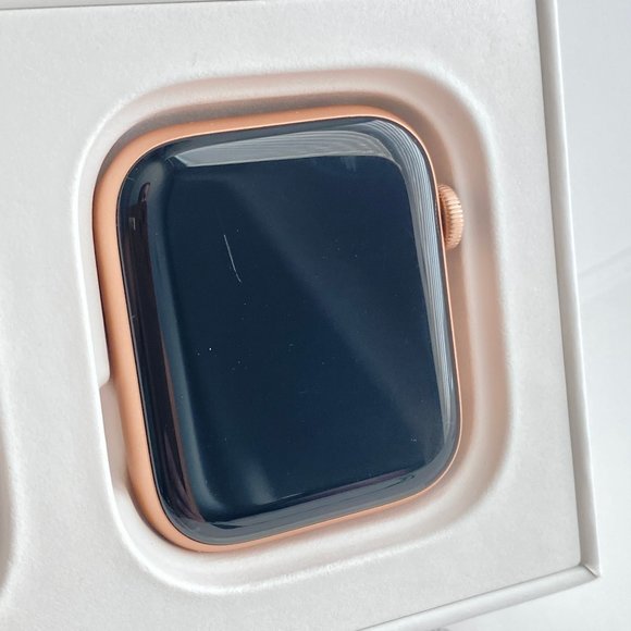 Apple Watch Series 4, Gold Aluminum Case 44mm - Picture 5 of 15